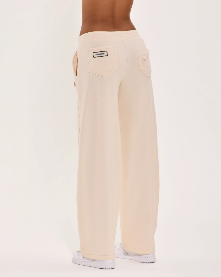 Weite Hose mit dekonstruierter Gesäßtasche