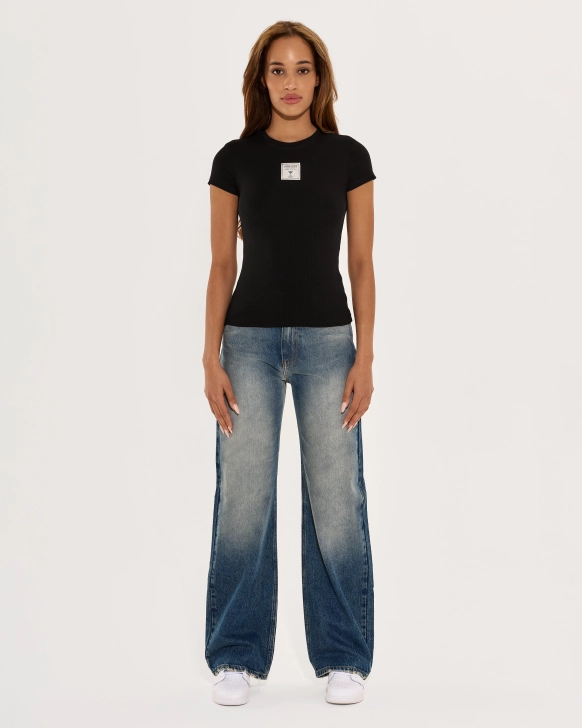 Testhezálló póló varrott logóval