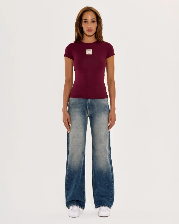 Přiléhavé tričko s našitou etiketou