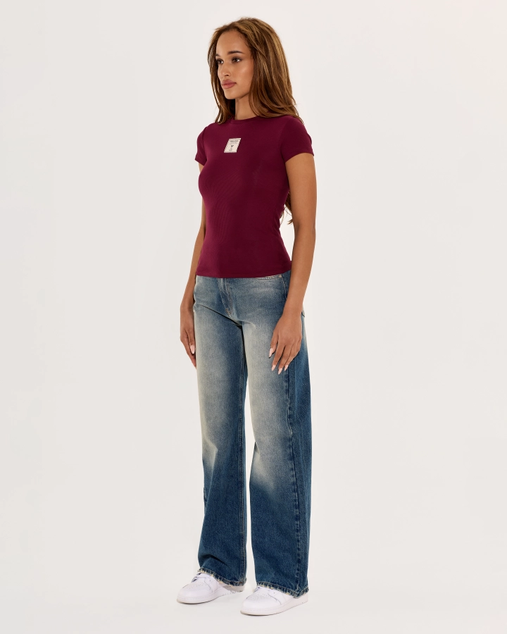 Eng anliegendes T-Shirt mit Logoetikett