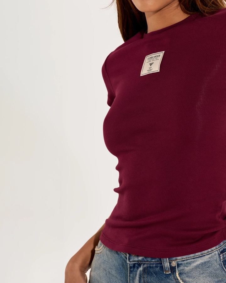 Eng anliegendes T-Shirt mit Logoetikett