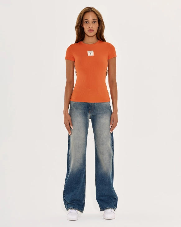 Eng anliegendes T-Shirt mit Logoetikett