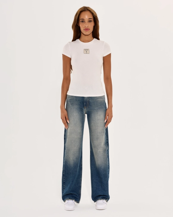 Fitted T-shirt with stitched logo label