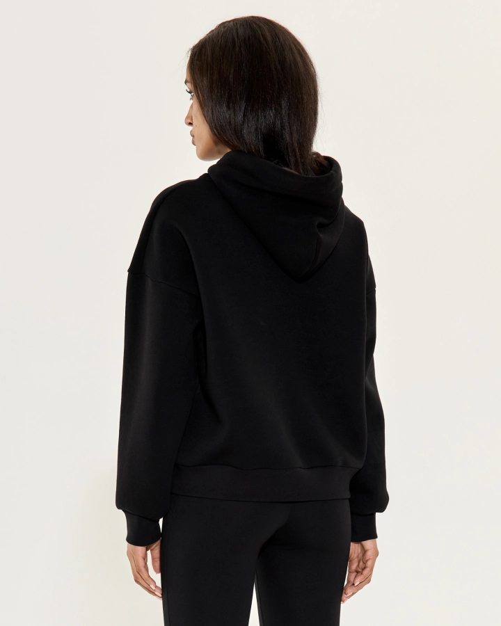 Kapuzenpullover mit Metallaccessoires