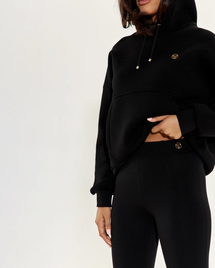 Kapuzenpullover mit Metallaccessoires