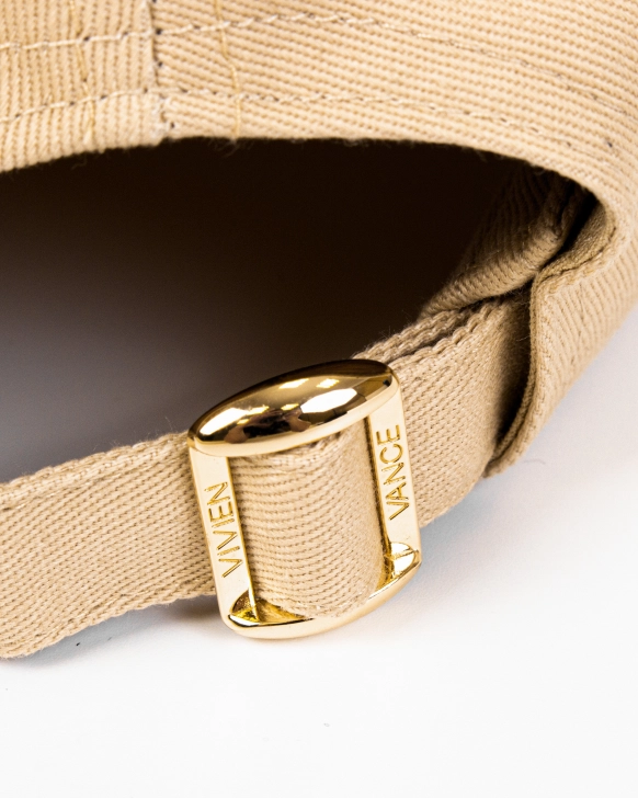 Șapcă cu accesorii metalice