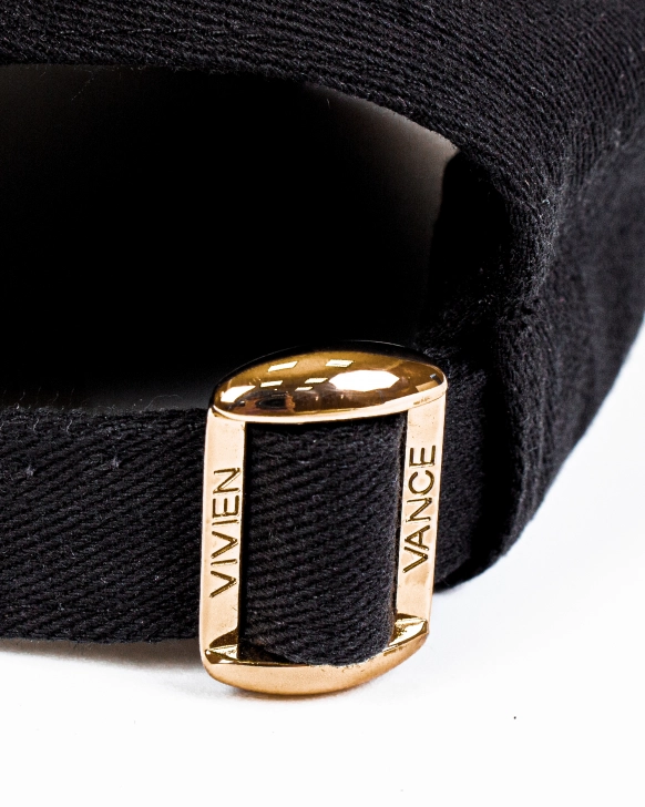 Casquette avec accessoires en métal