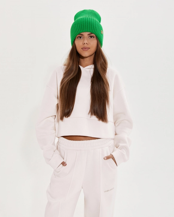 Pletená čiapka s kovovým logom