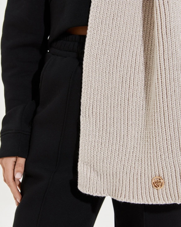 Pletená šála s kovovým logem