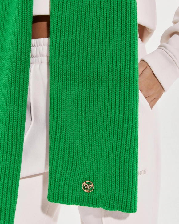 Pletený šál s kovovým logom