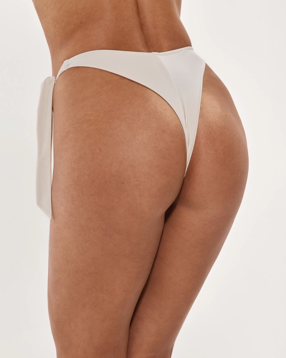 Slip brazilian cu legături laterale și detaliu auriu decorativ