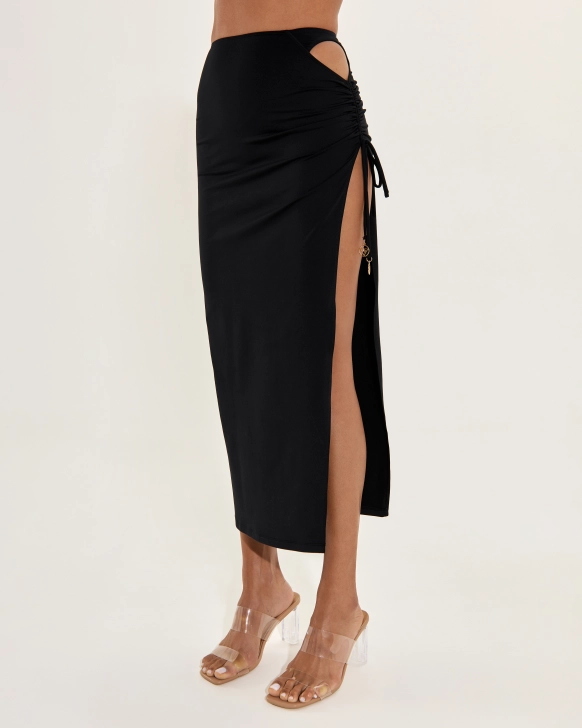 Gonna lunga con spacco alto, arricciatura laterale e logo dorato