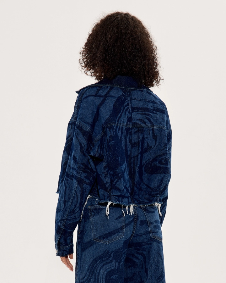 Krátká džínová bunda s krystaly – stylový oversize vzhled